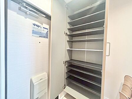 家電やスーツケース、ストック品など何でも片付く嬉しい空間です。
