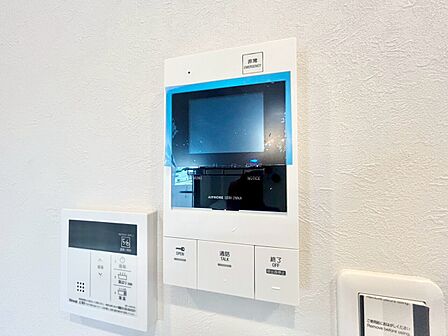 誰が来てもわかる様にモニター付きインターホンを設置。