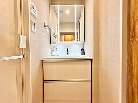 清潔感を感じられる洗面化粧台。