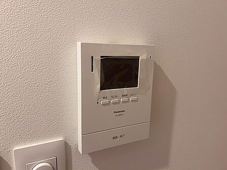 誰が来てもわかる様にモニター付きインターホンを設置。