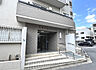 設備：共用部の階段です。明るく清潔に管理されています。
