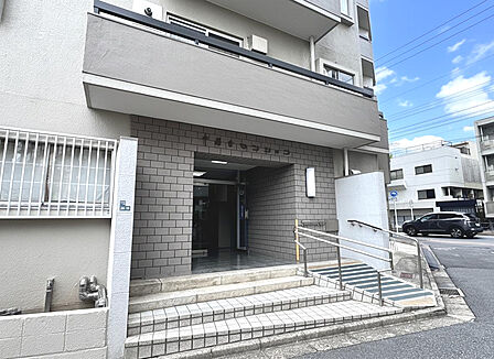 共用部の階段です。明るく清潔に管理されています。