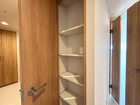 家電やスーツケース、ストック品など何でも片付く嬉しい空間です。