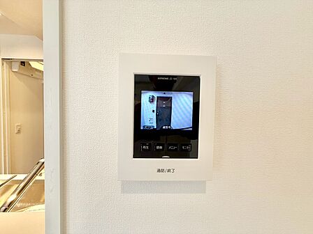 誰が来てもわかる様にモニター付きインターホンを設置。