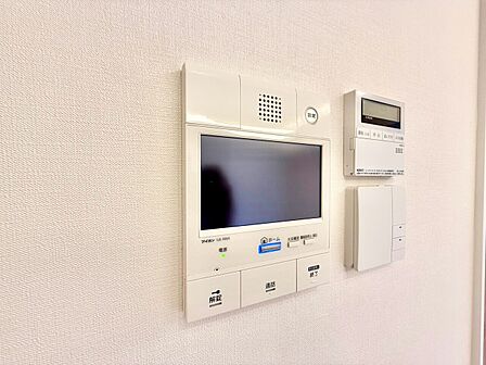 誰が来てもわかる様にモニター付きインターホンを設置。