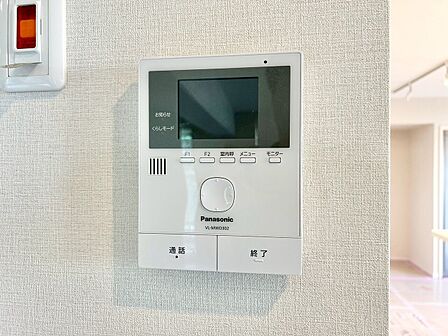 誰が来てもわかる様にモニター付きインターホンを設置。