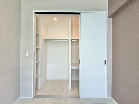 家電やスーツケース、ストック品など何でも片付く嬉しい空間です。