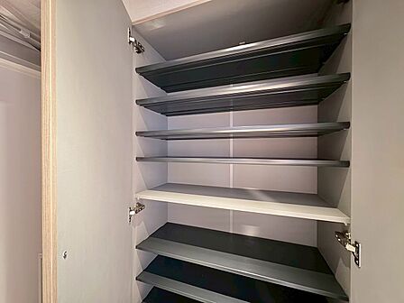 家電やスーツケース、ストック品など何でも片付く嬉しい空間です。