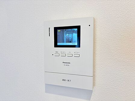 誰が来てもわかる様にモニター付きインターホンを設置。