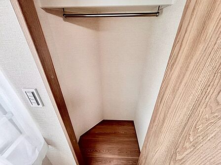 収納スペースが付いていて、お部屋を広く使っていただけます。