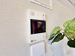 誰が来てもわかる様にモニター付きインターホンを設置。