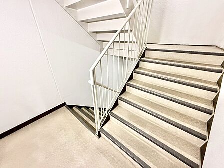 共用部の階段です。明るく清潔に管理されています。