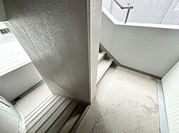 共用部の階段です。明るく清潔に管理されています。