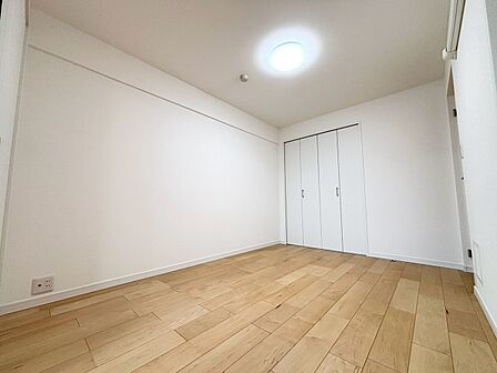 清かで艶やかな時間をもたらしてくれる室内です。