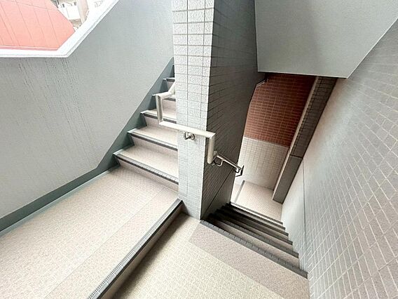 共用部の階段で...