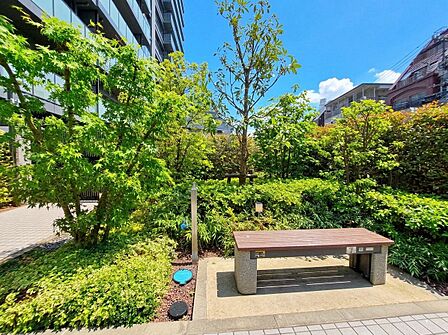 マンションの敷地内には、中庭もございます。