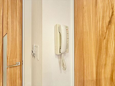 室内にはインターホンを設置。快適と安らぎを合わせた優しい設計。