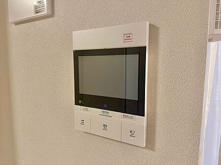 誰が来てもわかる様にモニター付きインターホンを設置。
