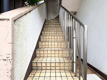 共用部の階段です。明るく清潔に管理されています。