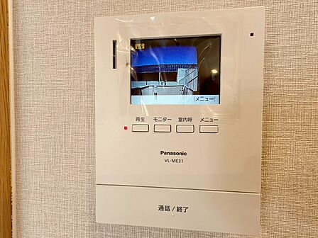 誰が来てもわかる様にモニター付きインターホンを設置。