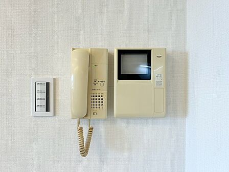 誰が来てもわかる様にモニター付きインターホンを設置。