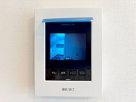 誰が来てもわかる様にモニター付きインターホンを設置。