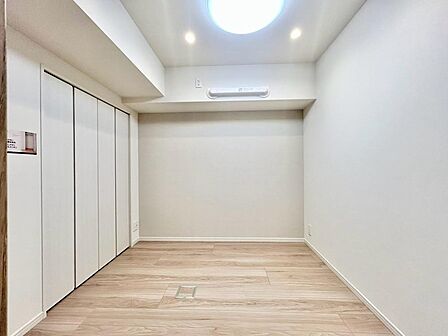 清かで艶やかな時間をもたらしてくれる室内です。