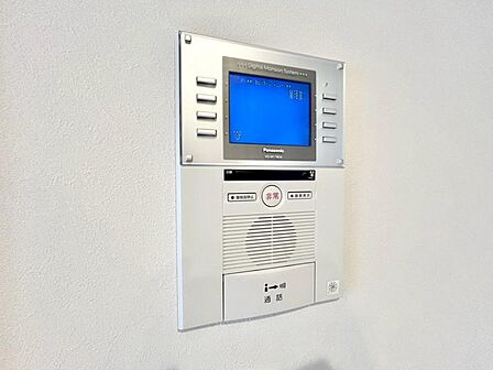 誰が来てもわかる様にモニター付きインターホンを設置。