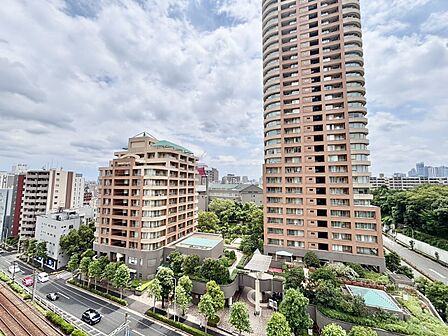 眺望や窓からの景色が良いと、家で過ごす時間も快適です。