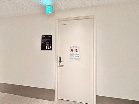 共用部の階段です。明るく清潔に管理されています。