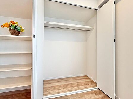 家電やスーツケース、ストック品など何でも片付く嬉しい空間です。