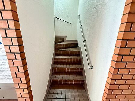 共用部の階段です。明るく清潔に管理されています。