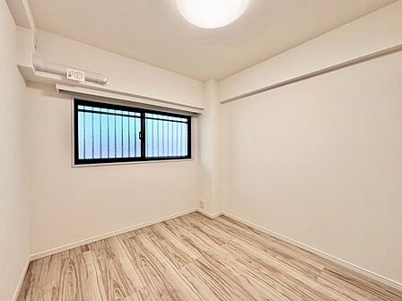清かで艶やかな時間をもたらしてくれる室内です。
