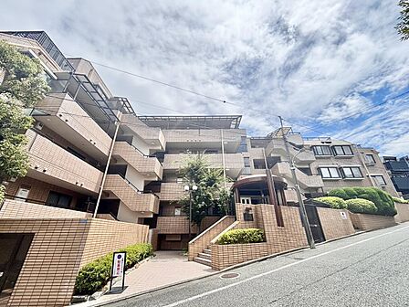 飽きのこないシンプルモダンな外観です。