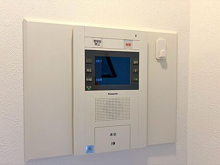 誰が来てもわかる様にモニター付きインターホンを設置。