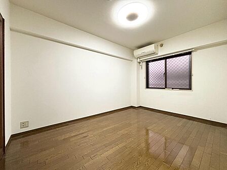 清かで艶やかな時間をもたらしてくれる室内です。