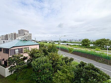 陽当たり・通風・開放感に恵まれた環境です。