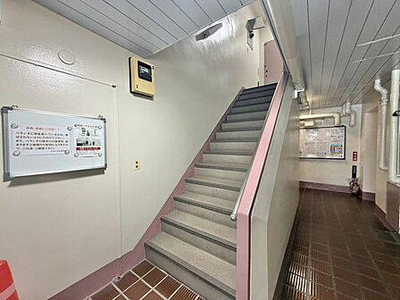共用部の階段です。明るく清潔に管理されています。