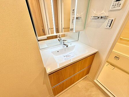 清潔感を感じられる洗面化粧台。