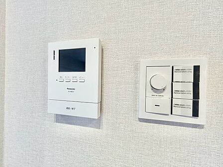 誰が来てもわかる様にモニター付きインターホンを設置。