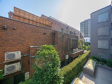 陽当たり・通風・開放感に恵まれた環境です。