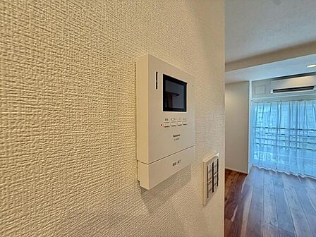 誰が来てもわかる様にモニター付きインターホンを設置。