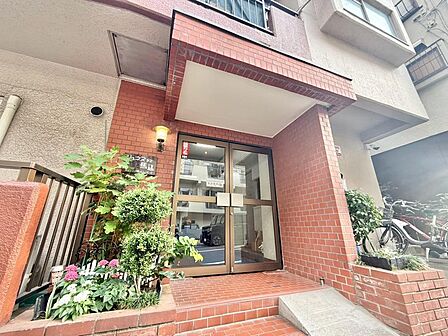 上質感漂う玄関アプローチです。