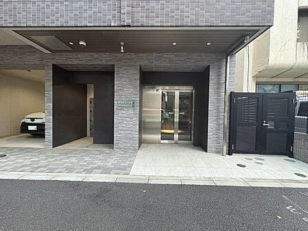 上質感漂う玄関アプローチです。