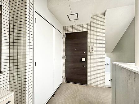 清潔感のある落ち着いた雰囲気の玄関です。