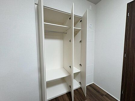 家電やスーツケース、ストック品など何でも片付く嬉しい空間です。