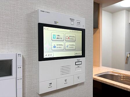 誰が来てもわかる様にモニター付きインターホンを設置。