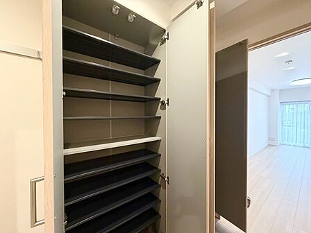 家電やスーツケース、ストック品など何でも片付く嬉しい空間です。