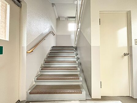 共用部の階段です。明るく清潔に管理されています。