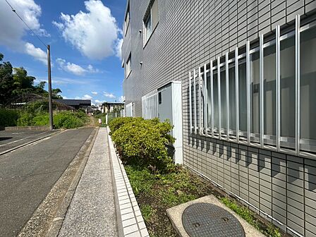 マンションの敷地内には、中庭もございます。